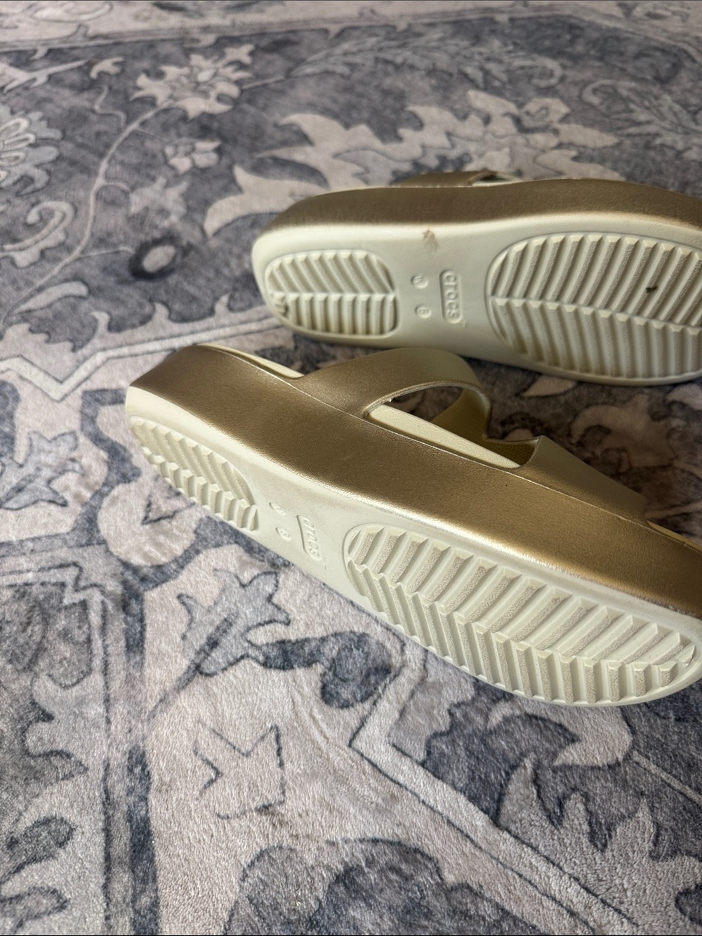 CROCS Women’s Metallic Champagne Sandals size 6 - Picture 3 of 4